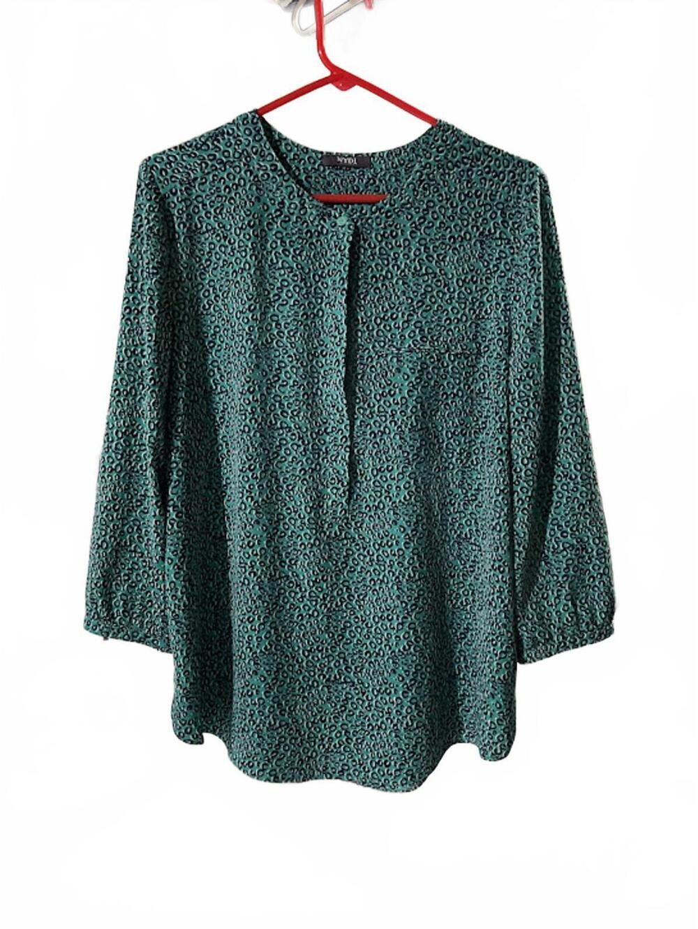 NYDJ Pintuck Blouse Top Women's L Green Black Animal Leopard Print Lightweight - Picture 2 of 11